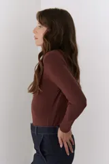 Polera blanca de viscosa con cuello alto y mangas largas.