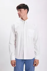 Camisa blanca de manga larga con cuello abotonado y bolsillo en el pecho.