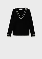 Jersey de punto fino de manga larga en color negro, con cuello en V y detalles de líneas blancas en contraste en el cuello y los puños.