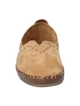 Slip on RKF modelo Laurie, color tostado, confeccionado en cuero suede flexible. Su diseño incluye detalles de tachas metálicas en el empeine, costuras visibles artesanales en el contorno y suela de goma antideslizante.
