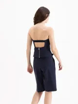 Top strapless tipo corsé color azul marino, confeccionado en tejido de lana fina y forrado en popelina, con calce ajustado y sutiles tajos laterales.