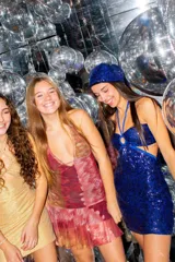 Vestido corto de satén color verde azulado (teal) con escote strapless y detalle de frunce central con argolla. Presenta tirantes finos que se atan al cuello y aberturas laterales en la cintura.