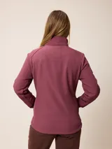 Campera softshell blanca con cierre frontal completo, cuello alto y bolsillos laterales. Presenta un bolsillo vertical con cierre en el pecho y el logo de la marca bordado.