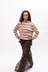 Buzo de tejido de punto con diseño de rayas horizontales en tonos marrón y beige, cuello alto y mangas largas con terminación acampanada.
