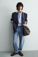 Zapatilla de cordones para hombre, confeccionada en piel con acabado de serraje en color beige. Presenta un diseño de perfil bajo con detalles de pespuntes decorativos y una suela ultrafina.