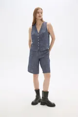 Bermuda azul de viscosa, corte recto y tiro alto.