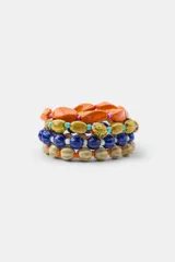 Pack de cuatro pulseras elásticas de cuentas de cerámica multicolor con formas ovaladas y esféricas.