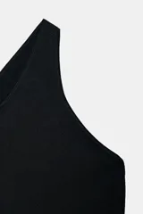Top de punto negro, ajustado al cuerpo, con escote asimétrico de un solo hombro y sin mangas.