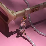 Correa para lentes con cuentas de perlas sintéticas, dijes redondos y facetados transparentes y terminales de goma negra.