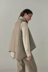 Chaleco marrón con solapas color crema y terminación en crochet.