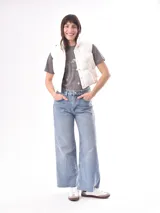 Chaleco negro con cuello alto y cierre frontal con botones a presión.