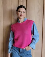 Musculosa de tejido de punto con textura, color fucsia, de corte recto y cuello redondo.