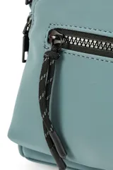 Bandolera negra de PU con correa ajustable y bolsillos frontales.