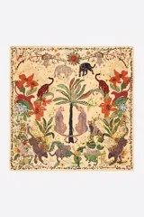 Pañuelo rectangular de color amarillo con estampado de animales de la selva y vegetación exótica.