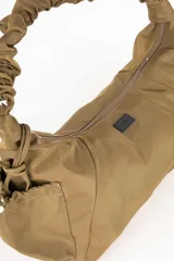 Bandolera color verde militar, con correa de hombro fruncida y bolsillos laterales.