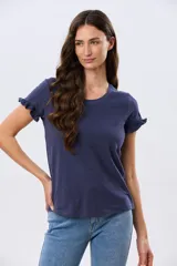 Remera de algodón color verde menta, con escote redondo y mangas corta con detalles de volados sutiles en los puños.