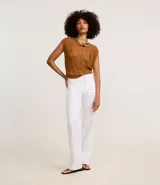 Pantalón blanco de corte recto, tiro alto, confeccionado en sarga de algodón.