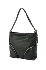 Bandolera de cuero sintético color negro, con diseño de compartimento principal amplio y dos bolsillos frontales con cierre metálico. Cuenta con correa ajustable para llevar al hombro.