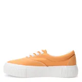 Championes de lona color naranja con plataforma blanca acanalada y cordones blancos.