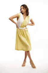 Vestido midi de lino color mostaza, con escote cruzado tipo kimono y lazo en la cintura.