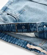 Short de jeans azul claro, estilo mom, tiro alto, con bajo doblado y recortes en los bolsillos.