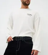Cinturón masculino de material sintético con textura granulada, hebilla cuadrada metálica en tono envejecido y detalle de doble costura contrastante en color blanco.