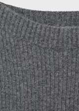 Jersey de punto fino con textura acanalada, cuello barco y diseño de corte recto con mangas largas.