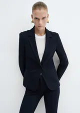 Blazer negro entallado de punto roma con solapas de muesca, hombros estructurados, abertura posterior y dos bolsillos de ribete delanteros.