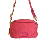 Cartera tipo bandolera de color fucsia, con diseño de costuras decorativas en forma de rombos y correa ajustable estampada.