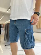 Bermuda de jean estilo cargo con bolsillos laterales con solapa y corte oversize.