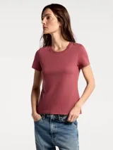Camiseta básica de algodón color blanco, con cuello redondo y mangas cortas, de corte ajustado.