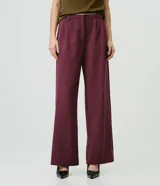 Pantalón wide leg de crepé color bordó, con caída recta, cintura con pasadores y bolsillos discretos.