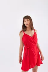 Vestido corto rojo de lino, con breteles finos, escote en V cruzado y lazo en la cintura.