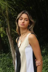 Vestido largo de lino y viscosa, con diseño color block en blanco y negro.