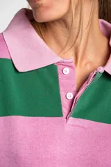 Sweater tipo polo de manga larga con diseño de rayas horizontales anchas en color rosa y gris. Presenta cuello camisero con cierre frontal de botones y puños elásticos.