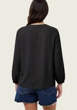 Blusa de viscosa color marrón, con escote en V profundo, mangas tres cuartos abullonadas y puños elásticos.