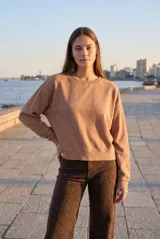 Buzo lila oversize confeccionado en 100% algodón, con cuello redondo, mangas largas y puños y dobladillo acanalados. Presenta un pequeño detalle bordado en el bajo.