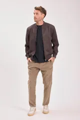 Cazadora bomber marrón de efecto gamuza, con cierre frontal, cuello redondo y puños y cintura acanalados.