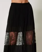 Pantalón palazzo de georgette negro con inserciones de encaje plisado, cintura alta con elástico y placa con el logotipo Oval T en la parte trasera.