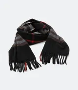 Bufanda larga de poliéster con estampado de cuadros en tonos negro, marrón, gris y rojo. Termina en flecos.