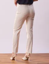 Pantalón negro de gabardina elastizada marca Tahari, corte slim, con pretina con pasadores, cierre y broche interno. Delantera y trasera con bolsillos.
