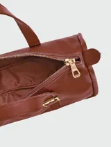Bolso de mano tipo shoulder bag de la marca Longchamp, confeccionado en cuero liso color marrón oscuro. Presenta una estructura rectangular, doble asa de hombro con hebillas metálicas y cierre superior.