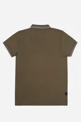 Remera polo azul marino de manga corta, con cuello y puños a rayas blancas y verde militar. Presenta un bolsillo en el pecho con detalle de franja a rayas y el logo de la marca "Brooksfield" bordado en dorado.