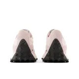 Championes New Balance modelo 327 color rosa pastel con logo "N" en plateado y suela de goma negra con diseño texturizado.