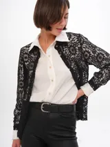 Cinturón marrón de cuero con costuras a contratono y hebilla dorada.