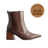 Bota tipo Chelsea de cuero marrón con paneles laterales elásticos, punta fina y taco cuadrado con efecto madera.