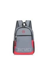 Mochila Discovery de diseño urbano, color gris con detalles en rojo y negro. Cuenta con compartimento principal con cierre, bolsillo frontal con cierre, bolsillos laterales de red y correas ajustables acolchadas.