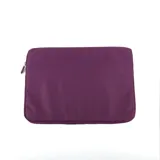 Funda púrpura para notebook con cierre superior y bolsillo externo con cierre. Tiene un compartimento principal y herrajes plateados.
