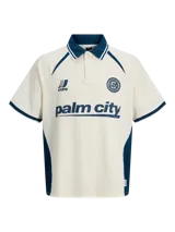 Camiseta tipo polo de manga corta con calce holgado, confeccionada en tejido liviano y flexible. Presenta cuello clásico, detalles en contraste y estampados gráficos en el frente con estilo deportivo.