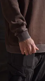 Buzo marrón con cuello redondo y puños y cintura acanalados.